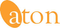 Logotipo da marca Aton, com a letra "a" em branco dentro de uma elipse laranja inclinada, seguida pelas letras "ton" em laranja.
